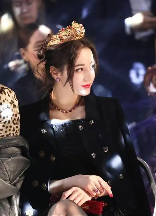 迪丽热巴美得好惊艳!鎏金吊带裙头戴黑色皇冠,那瞬间美到失语