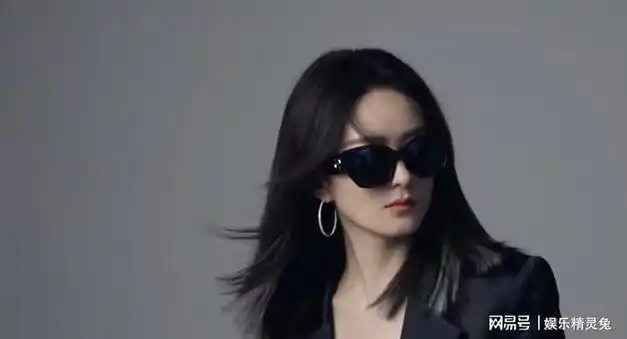 赵丽颖时尚造型曝光穿黑衣戴墨镜又美又飒3月份行程引关注