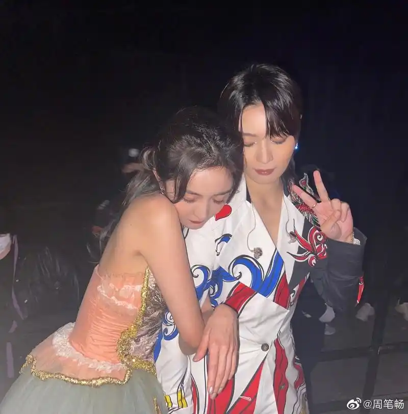 杨幂周笔畅携手登跨年晚会 杨幂隔空亲亲周笔畅一整个被甜到
