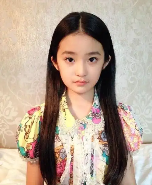 赵薇女儿今年13岁再次登上颜值巅峰网友千万别整容