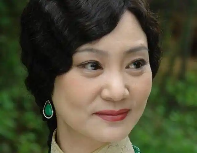 可以说这样的老演员是能够经得住大家对她的质疑,而现在刘雪华也更加