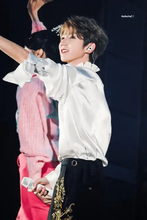 王俊凯王源易烊千玺专辑封面是应援色##与王源十年璀璨共往