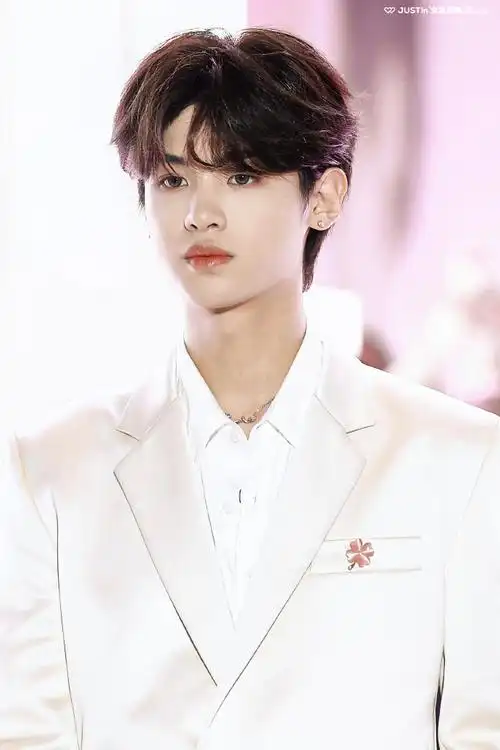 黄明昊超话*@jjjustin0219    240509 美诺新品发布会  漂亮帅哥04