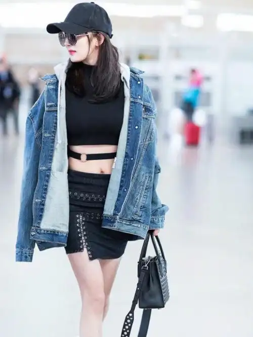 杨幂对自己身材太自信!穿露脐装暴露"肥肉腰",这谁敢尝试