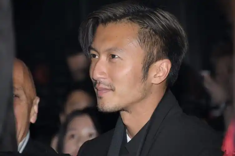 谢霆锋38岁为了护肤从不化妆,暗嘲小鲜肉"应该有男孩的样子"