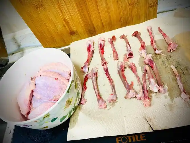 玉米粒,大米饭(隔夜的米饭最好了,有嚼劲)步骤:09鸡翅洗好去骨(去骨