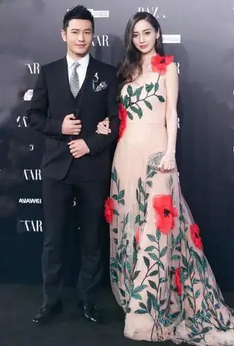 黄晓明baby合体亮相活动,baby穿银色亮片礼服,再次惊艳众人