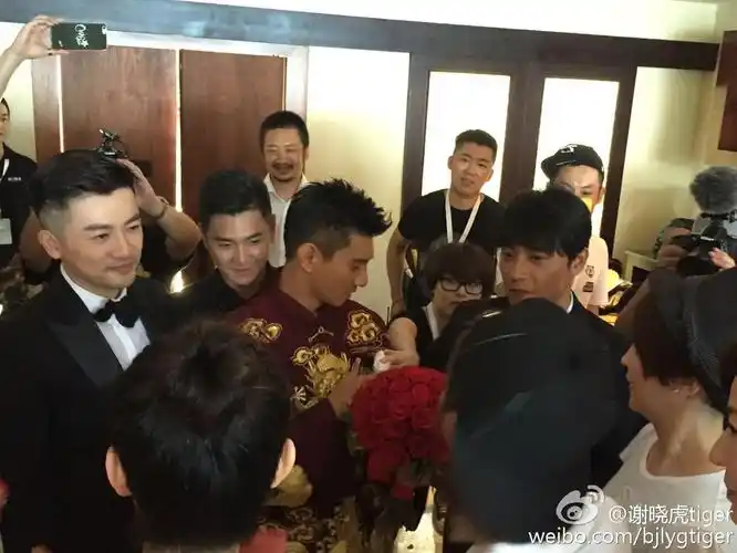 吴奇隆穿龙袍携最强伴郎团出场