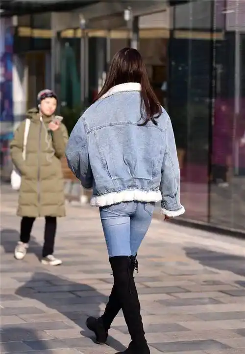 黑色过膝长靴,搭配紧身牛仔裤,蓝色的羊羔毛夹克_生活_风格_美女