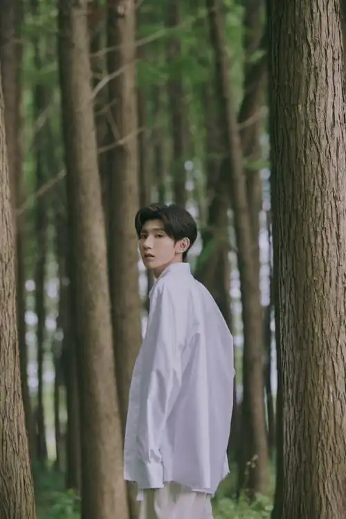王源新专辑花絮照公开,变身白衬衫清新少年,画风温暖养眼!