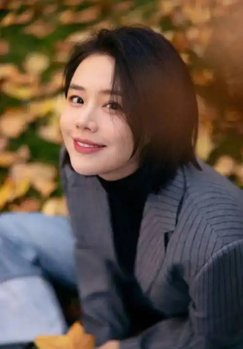 马思纯穿条纹西装状态佳 开怀大笑感染力十足