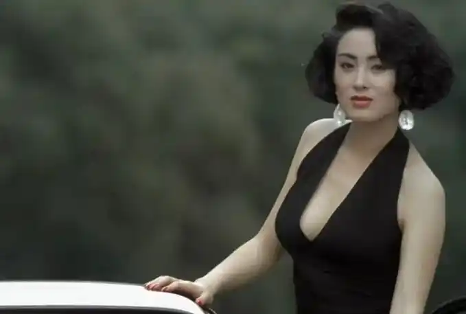 《赌侠Ⅱ之上海滩赌圣》是三和电影公司出品,由王晶执导和监制的暇珑