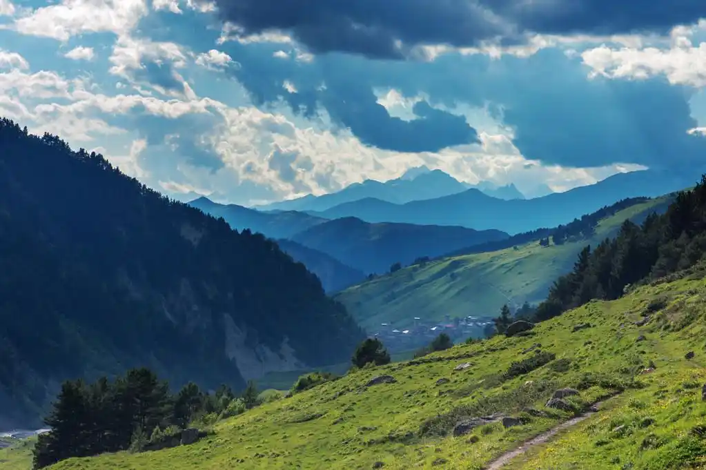 山区,美丽的山在夏季时间
