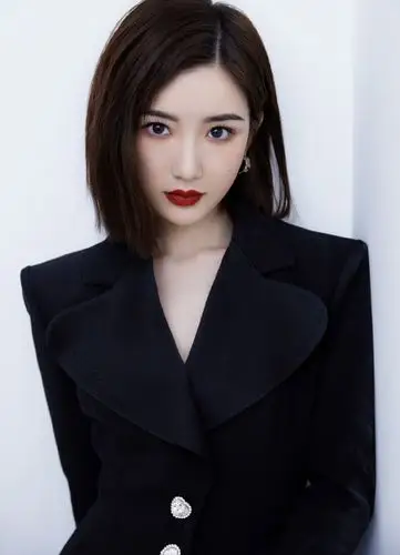 毛晓彤黑西装裙造型##毛晓彤上班氛围感