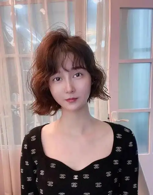 2022短发烫发发型图片女减龄 超级显脸小的短发造型