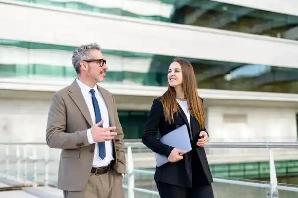 女同事期待你主动撩她会有这四种反应看你能否把握住
