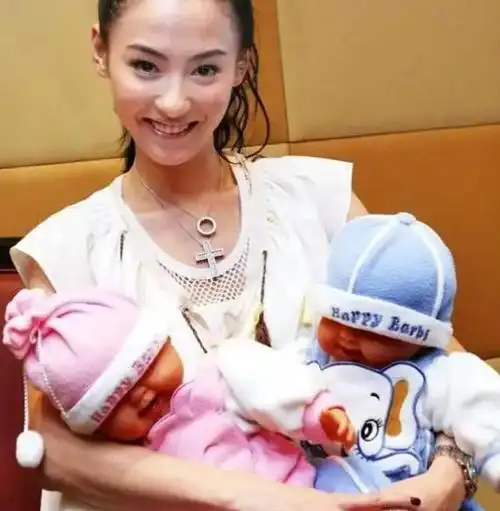 张柏芝四胎月子餐曝光,护士爆料龙凤胎,谢霆锋伺机想要带走儿子