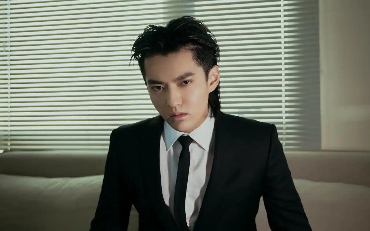 帅气电脑桌面壁纸图片分享给大家,出挑的身材精致的面孔,西装加持霸气