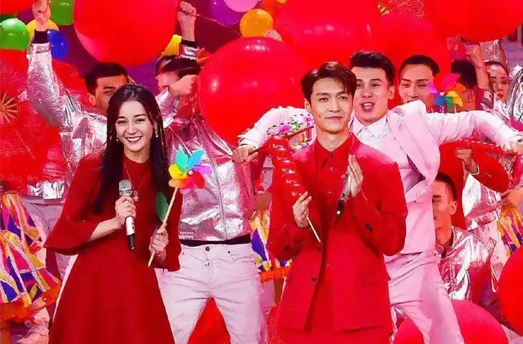 迪丽热巴今年舞台还是穿红裙,男搭档却换了,不过都是一线男明星