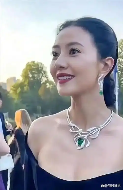 放眼整个娱乐圈,论起大家都承认的优雅美人,高圆圆一定榜上有名.