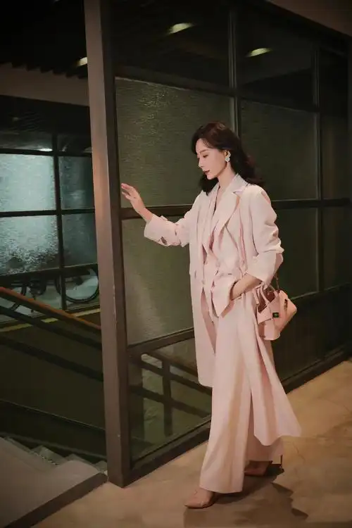 陈数的这套服装充满了无尽的艺术魅力,极简的风格却显得非常高级.