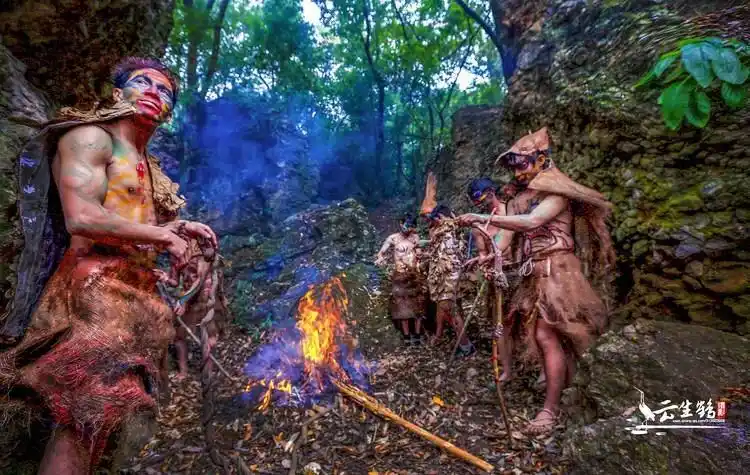我国古怪民族:化成原始野人在树下向龙神祈福