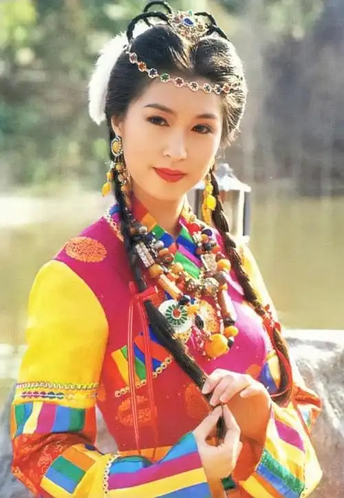 你们觉得古装剧里美女们戴这种毛绒发饰好看吗