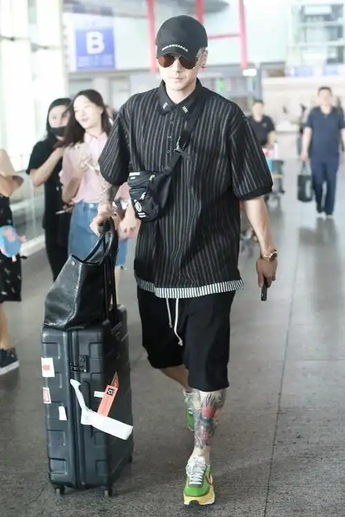 蒋劲夫这是转行做健身教练这身材太壮了其实他的造型也很时髦