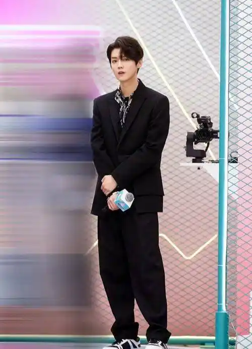 原创创3发布会神仙打架黄子韬戴橘色发带变身撕漫男稳赢鹿晗