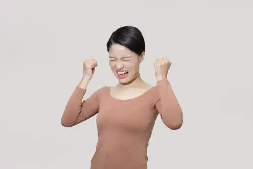 室内白背景抓狂的长头发东方女人