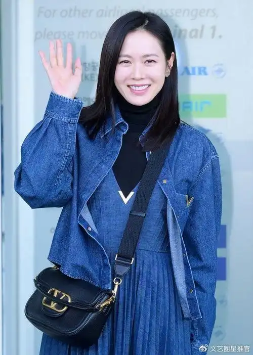 孙艺珍机场路透生图曝真容!脸浮肿发腮,产后发福身材臃肿引争议
