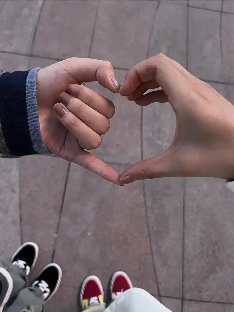 比心图片  今天我要告诉你们一个超级大秘密,我的舍友居然谈恋爱啦!