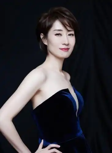 被刘敏涛"新"发型美哭了,只剪款短发减龄又气质,嫩回23岁