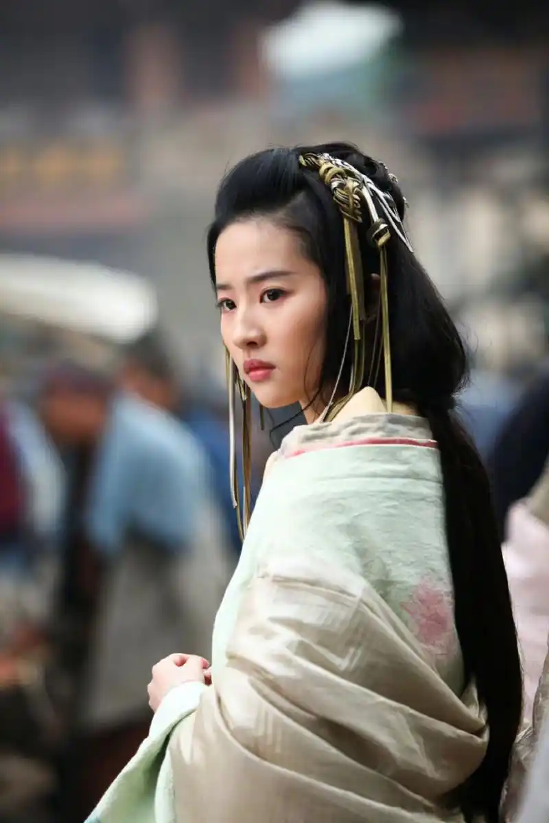 电影《鸿门宴传奇》里刘亦菲饰演虞姬,怀抱一把琵琶,一身淡雅,尽显"第