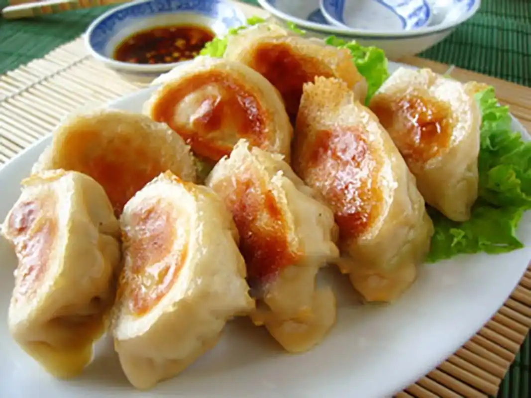 煎饺子用的是淀粉水还是面粉水?很多人用错了,难怪没有"冰花"