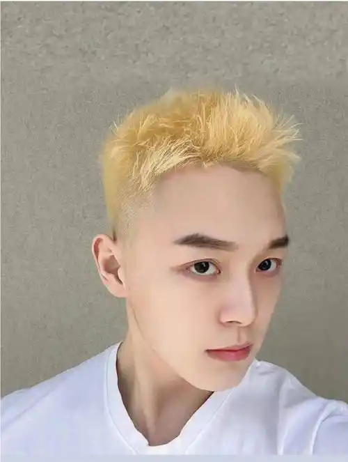 想要出彩金黄色的染发当然少不了,金黄色头发具有很高的辨识度,还可以