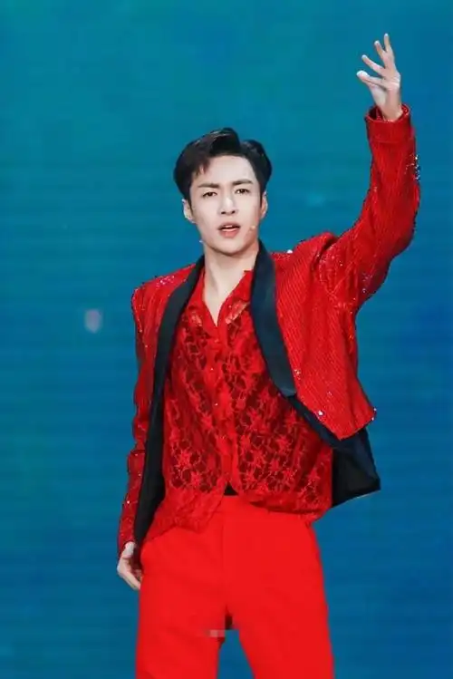 张艺兴春晚单人舞台后发长文