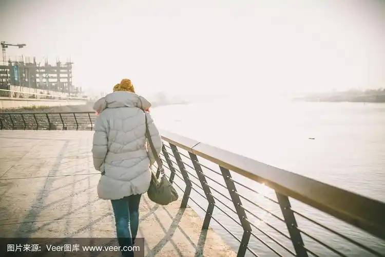 秋日,美丽的姑娘独自在河边散步