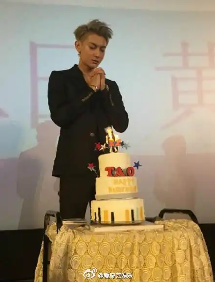 黄子韬解约风波后现身生日会 含泪鞠躬致谢