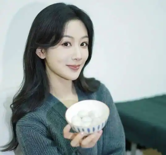 刘诗诗歪嘴,杨紫成熟,戚薇肿成馒头,金晨僵硬_杨幂_面部_显得