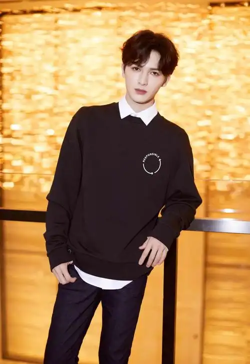 朱正廷潮流环保黑卫衣帅气写真