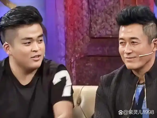 王也是王志飞前妻所生,他很喜欢唱歌,后来也参演了电视剧《平凡之路》