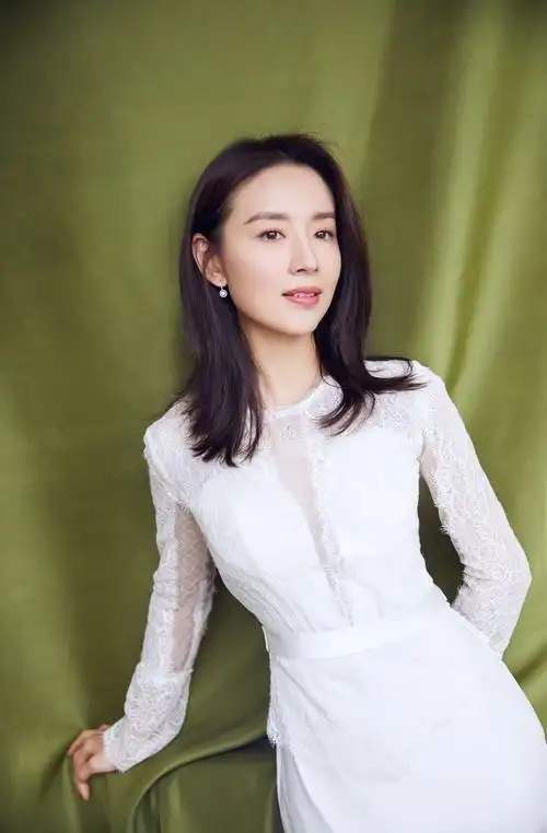 董洁一袭白色蕾丝连衣裙像百合花般纯洁女神气质难掩