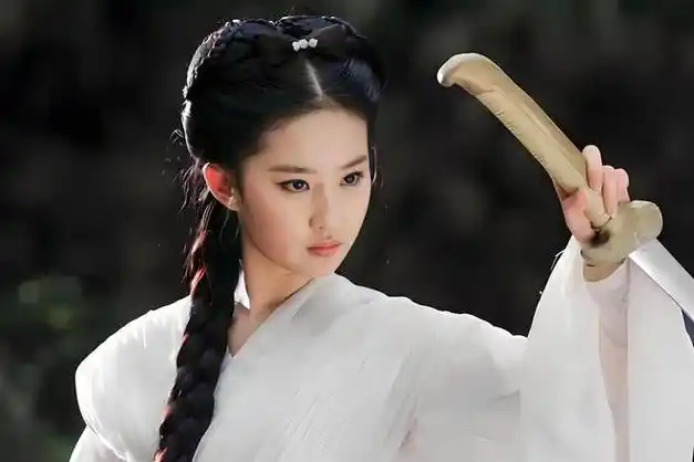 刘亦菲彭冠英背后抱吻戏曝光!评论区炸锅,真实感情经历却很淡