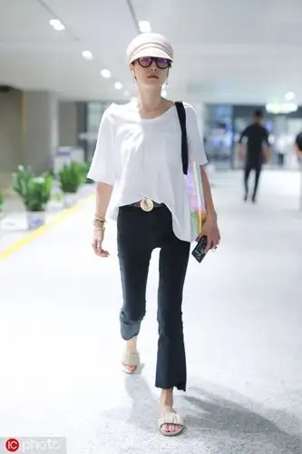 马伊琍低调现身包裹严实淡妆气色好似未受离婚风波影响