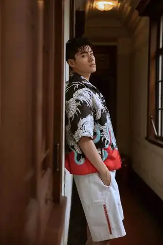 李程彬荣宅玩转运动风 复古潮流碰撞当代时尚