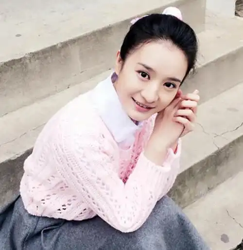 还记得家有儿女的戴明明吗当初嫌她长得丑今却追成狗