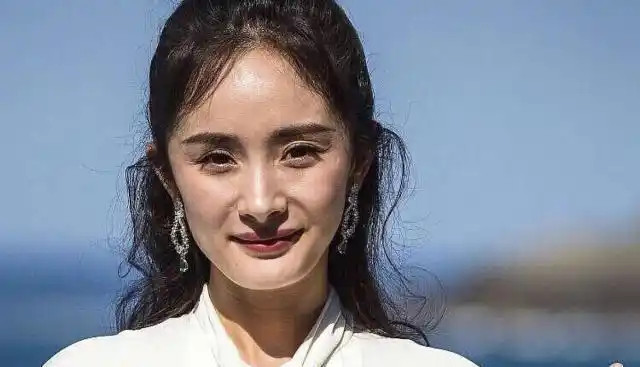 杨幂脸真崩了?精修图难掩皱纹,鼻孔外翻,粉丝斥工作室魔鬼p图