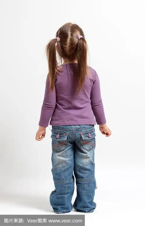 可爱的小女孩后视图