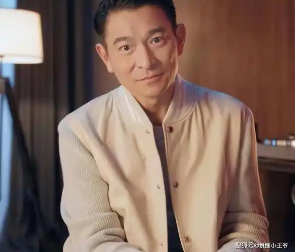 原创62岁刘德华近照老态龙钟满头白发啤酒肚抢镜天王也老了